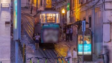 Lisbons Gloria funicular gece gündüz Avenida da Liberdade 'in batı yakasında yer alır.