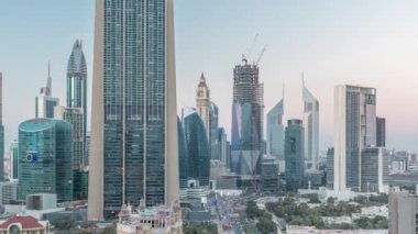 Sheikh Zayed Road ve DIFC gün gece timelapse Dubai, Birleşik Arap Emirlikleri için binaların görünümünü manzarası.
