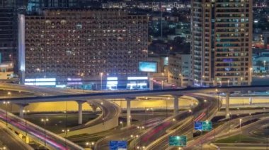 Dubai şehir merkezinde gece zaman atlamalı otoyol kavşak havadan görünümü.