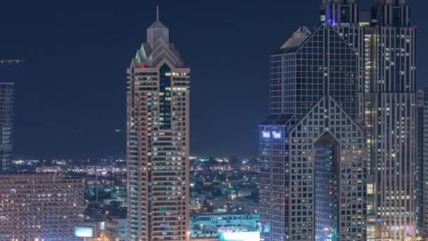 Vista aérea de rascacielos iluminados y cruce de carreteras en Dubai timelapse — Vídeos de Stock