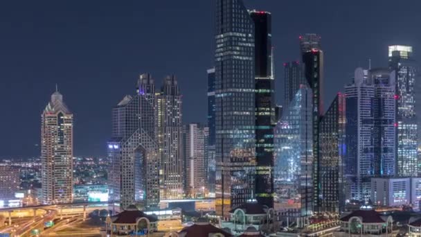 Letecký pohled na osvětlený mrakodrapy a silniční křižovatku v Dubaji — Stock video