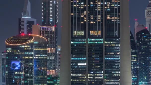 Vista aérea no centro da cidade e distrito financeiro em Dubai noite timelapse, Emirados Árabes Unidos com arranha-céus e rodovias . — Vídeo de Stock