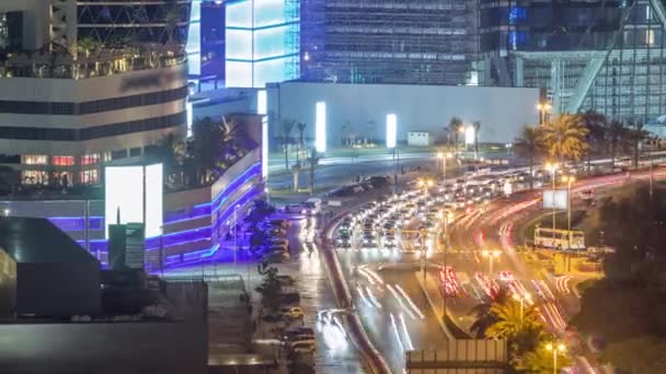 Vista panorámica del tráfico de intersección en la calle Al Saada cerca del timelapse nocturno DIFC en Dubai — Vídeos de Stock