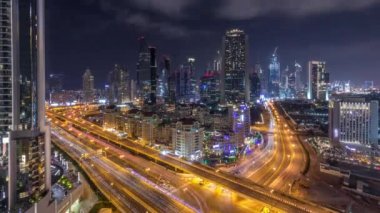 Tüm gece zaman aşımı sırasında Dubai şehir merkezi ve finans bölgesi, gökdelenler ve otoyollar ile Birleşik Arap Emirlikleri havadan görünümü.