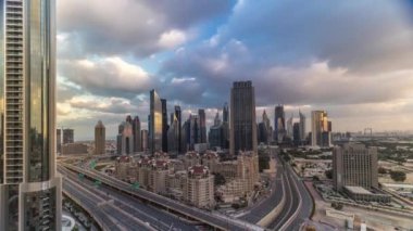 Sheikh Zayed Road ve DIFC timelapse Dubai, BAE binaların görünümünü manzarası.