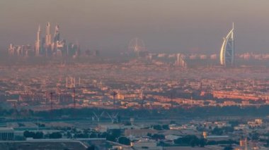 Dubai Marina ve Jumeirah plaj Dubai, Birleşik Arap Emirlikleri sabah erken sis timelapse ile gün doğumu sırasında