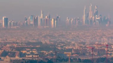 Dubai Marina ve Jumeirah plaj Dubai, Birleşik Arap Emirlikleri sabah erken sis timelapse ile gün doğumu sırasında