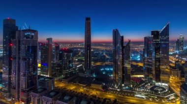 Dubai şehir merkezi silueti en yüksek gökdelenler ve trafik ile karayolu gece gündüz timelapse