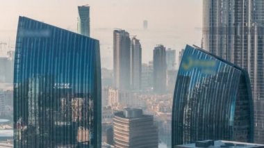 Altın gündoğumu sabah sahne timelapse sırasında Dubai şehir.