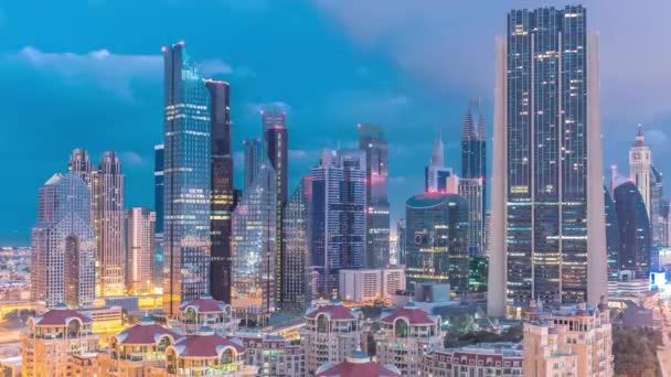 Widok na panoramę budynków Sheikh Zayed Road i DIFC Night to Day timelapse w Dubaju, ZEA. — Wideo stockowe