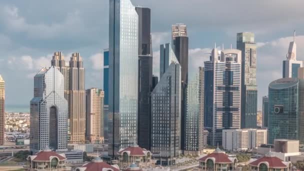 Vista aérea de arranha-céus e junção rodoviária em Dubai timelapse — Vídeo de Stock