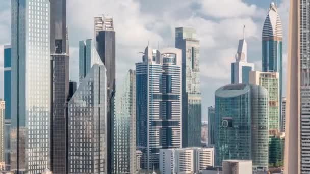 Vue aérienne sur le centre-ville et le quartier financier de Dubaï timelapse, Émirats arabes unis avec des gratte-ciel et des autoroutes . — Video