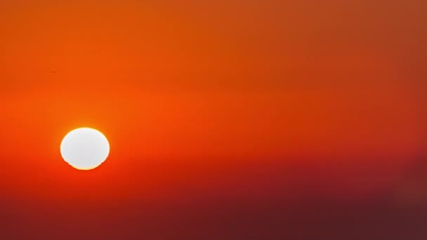 Salida del sol vista de cerca sobre el horizonte de Dubai por la mañana, vista aérea desde el timelapse del centro . — Vídeo de stock