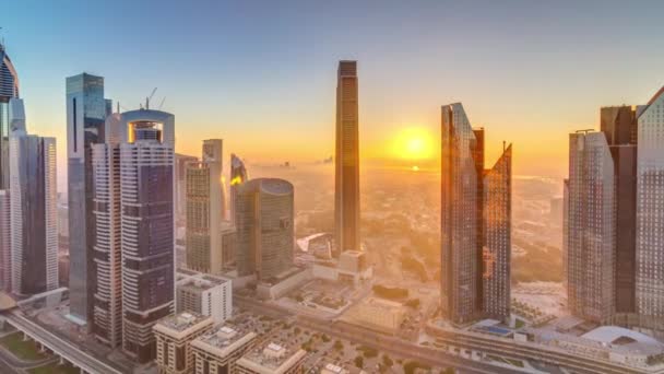 Ανατολή του ήλιου πάνω από τον ορίζοντα του Ντουμπάι το πρωί, εναέρια κορυφή θέα στο κέντρο της πόλης σημεία ενδιαφέροντος timelapse. — Αρχείο Βίντεο
