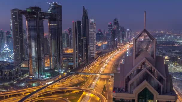가장 높은 고층 빌딩과 고속도로 교차로 밤부터 낮 시간 경과에 가장 바쁜 트래픽이있는 두바이 다운타운 스카이 라인 — 비디오
