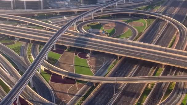 Vista aérea de la mañana del intercambio de carreteras en Dubai timelapse centro . — Vídeos de Stock