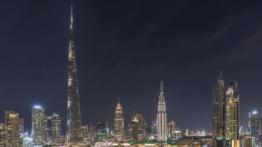 Dubai Downtown silueti Burj Khalifa ve Dubai'de üstten diğer kuleleri paniramic görünümü ile tüm gece timelapse sırasında