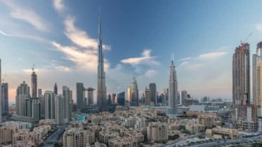 Dubai Downtown silueti Gece gündüz Burj Khalifa ve Diğer kuleleri Dubai'de üstten paniramic görünümü ile timelapse