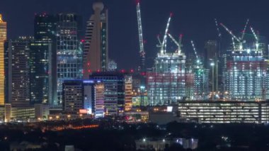 Dubai şehir merkezi timelapse, Birleşik Arap Emirlikleri ışıklı mimarisi ile havadan gece şehir manzarası.
