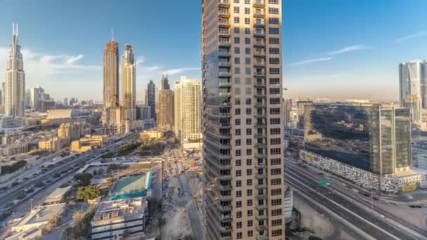 Lindos skyline do centro de Dubai e baía de negócios com arquitetura moderna durante o pôr do sol . — Vídeo de Stock