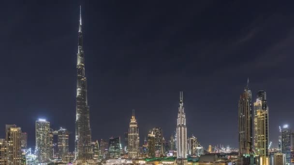 Dubai Downtown skyline under hela natten timelapse med Burj Khalifa och andra torn paniramic utsikt från toppen i Dubai — Stockvideo