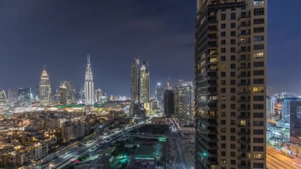 Hermoso horizonte del centro de Dubái y la bahía de negocios con arquitectura moderna noche timelapse . — Vídeos de Stock