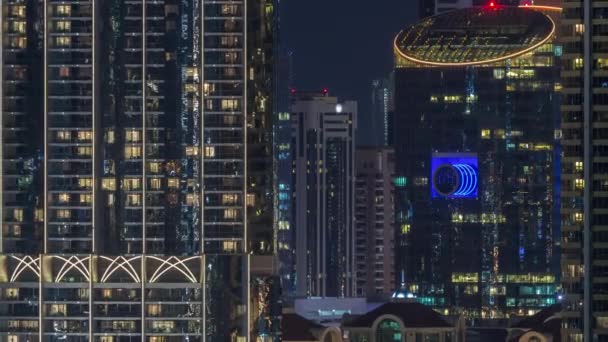 Antenne nächtliche Stadtlandschaft mit beleuchteter Architektur Dubais Innenstadt Zeitraffer, vereinigte arabische Emirate. — Stockvideo