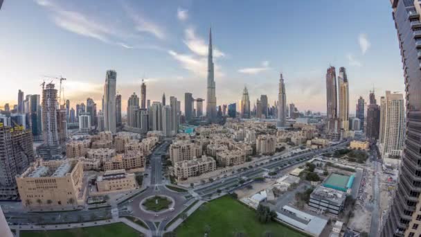 Dubaï Skyline centre-ville de jour comme de nuit timelapse avec Burj Khalifa et d'autres tours vue paniramique du sommet à Dubaï — Video