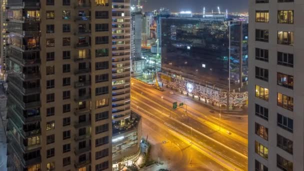 Dubaj v centru a obchodní zátoka s moderní architekturou noční docházky. — Stock video