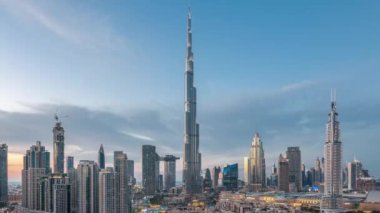Dubai Downtown silueti Gece gündüz Burj Khalifa ve Diğer kuleleri Dubai'de üstten paniramic görünümü ile timelapse
