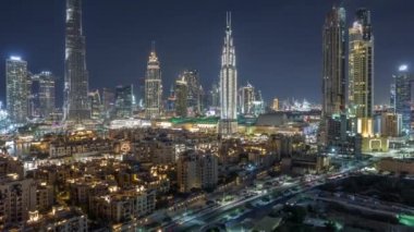 Dubai Downtown silueti gece timelapse Burj Khalifa ve diğer kuleleri Dubai'de üstten paniramic görünümü ile