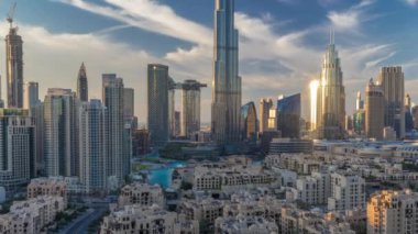 Dubai Şehir silueti Burj Khalifa ve Dubai'de üstten diğer kuleleri paniramic görünümü ile gün batımı timelapse sırasında