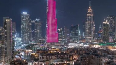 Dubai Downtown silueti gece timelapse Burj Khalifa ve diğer kuleleri Dubai'de üstten paniramic görünümü ile