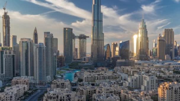 Dubai Downtown Skyline im Zeitraffer bei Sonnenuntergang mit dem Burj Khalifa und anderen Türmen paniramischer Blick von oben in Dubai — Stockvideo