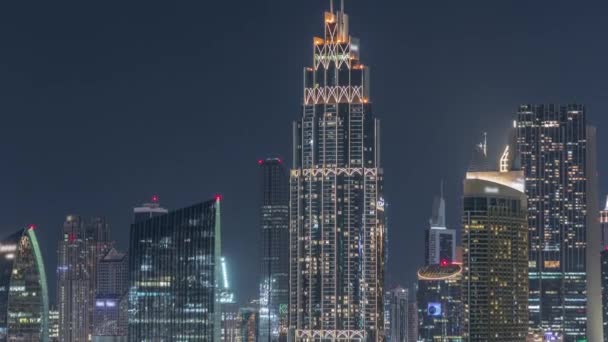 Antenne nächtliche Stadtlandschaft mit beleuchteter Architektur Dubais Innenstadt Zeitraffer, vereinigte arabische Emirate. — Stockvideo