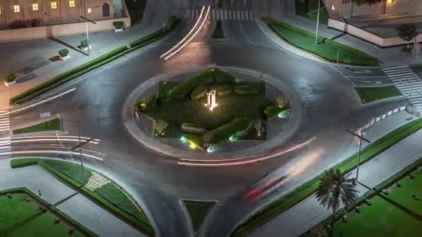 Vue aérienne d'une route circulaire dans le centre-ville de Dubaï depuis le ciel de la nuit. Dubai, Émirats arabes unis . — Video