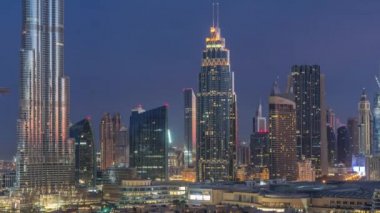 Dubai Downtown silueti gece gündüz timelapse Burj Khalifa ve diğer kuleleri Dubai'de üstten paniramic görünümü