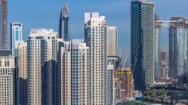 Modern mimariile Dubai şehir merkezinde güzel silueti.