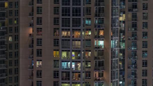 내부에 조명과 아파트 타임 랩스에서 사람을 이동하는 다층 건물의 창문. — 비디오