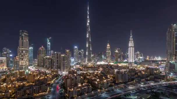 Dubai Innenstadt Skyline Zeitraffer in der Nacht mit Burj Khalifa und anderen Türmen paniramische Aussicht von oben in Dubai — Stockvideo