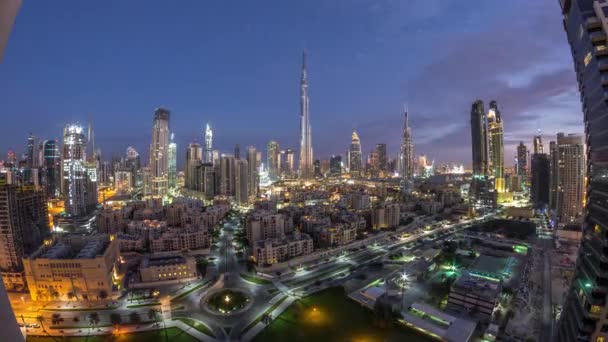 Dubai Downtown skyline natt till dag timelapse med Burj Khalifa och andra torn paniramic utsikt från toppen i Dubai — Stockvideo