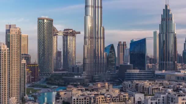 Skyline van Dubai Downtown tijdens zonsopgang timelapse met Burj Khalifa en andere torens Panoramique uitzicht vanaf de top in Dubai — Stockvideo