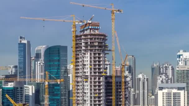 Attività di costruzione nel centro di Dubai con gru e timelapse lavoratori, Emirati Arabi Uniti . — Video Stock