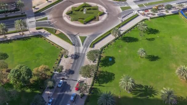 Vue aérienne d'un rond-point dans le centre-ville de Dubaï depuis le timelapse. Dubai, Émirats arabes unis . — Video