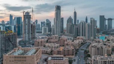 Dubai'de üstten modern kuleleri paniramic görünümü ile gün batımı timelapse sırasında Dubai Downtown silueti