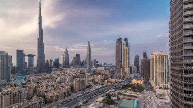 Dubai Downtown silueti Gece gündüz Burj Khalifa ve Diğer kuleleri Dubai'de üstten paniramic görünümü ile timelapse