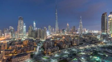 Dubai Downtown silueti gece gündüz timelapse Burj Khalifa ve diğer kuleleri Dubai'de üstten paniramic görünümü