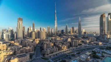 Dubai'de üstten gün doğumu paniramic görünümü sırasında Burj Khalifa ve diğer kuleleri ile Dubai Downtown siluet timelapse