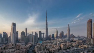 Dubai Downtown silueti Gece gündüz Burj Khalifa ve Diğer kuleleri Dubai'de üstten paniramic görünümü ile timelapse