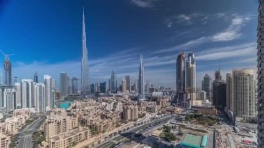 Dubai Downtown siluet timelapse Burj Khalifa ve diğer kuleleri ile Dubai'de üstten paniramic görünümü
